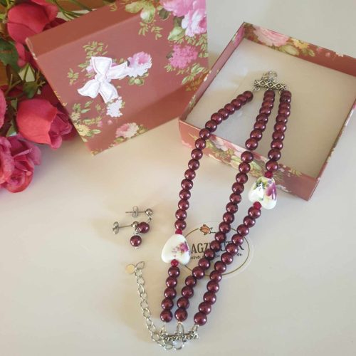 Háromsoros, bordó teklagyöngy karkötő-fülbevaló szett.