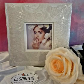 Fényképalbum, esküvői album rózsákkal.