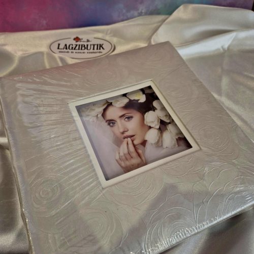 Fényképalbum, esküvői album rózsákkal.