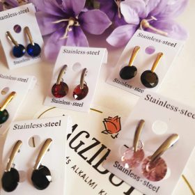   Acél, ezüst színű fülbevaló nagy kővel, bedugós fazonban.