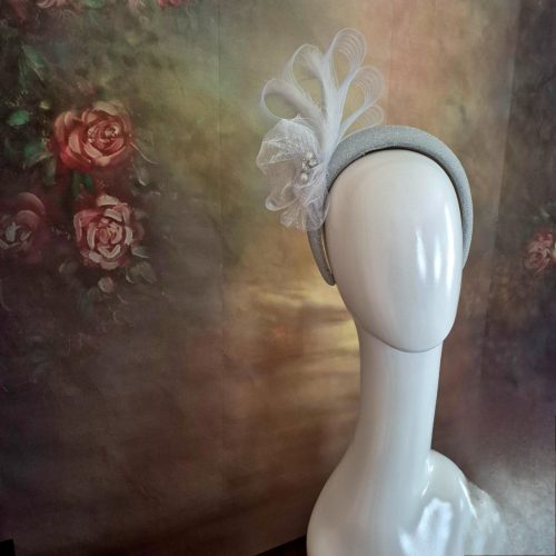 Alkalmi hajpánt, fejdísz, ezüst-fehér.