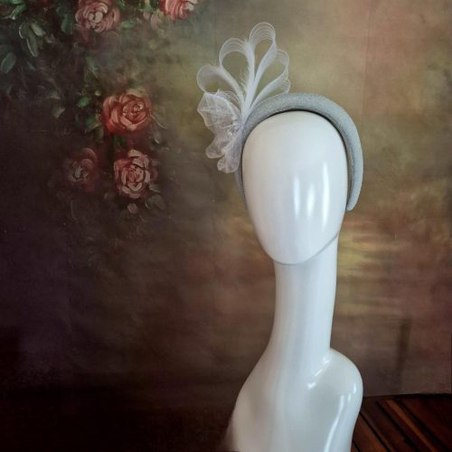 Alkalmi hajpánt, fejdísz, ezüst-fehér.