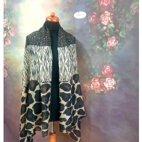 Állatmintás barna stóla, kendő.