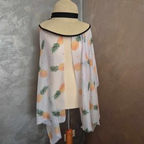 Fehér, ananászos strandkendő.