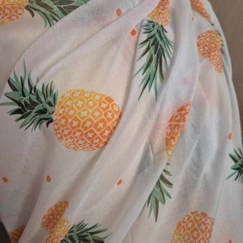 Fehér, ananászos strandkendő.