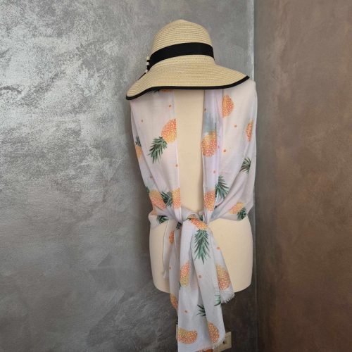 Fehér, ananászos strandkendő.