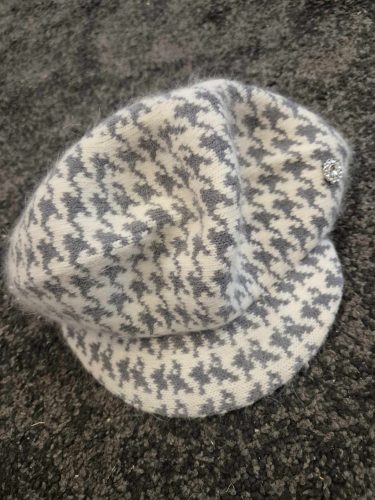 Barett, női sapka angórával, tyúkláb mintával.