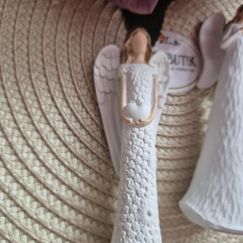 Kis angyalka szép ruhában.