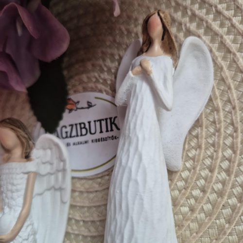 Kis angyalka szép ruhában.