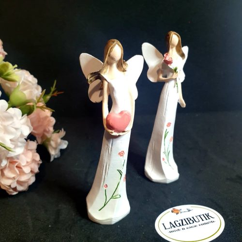 Angyal virággal, szívvel, kis méretben.