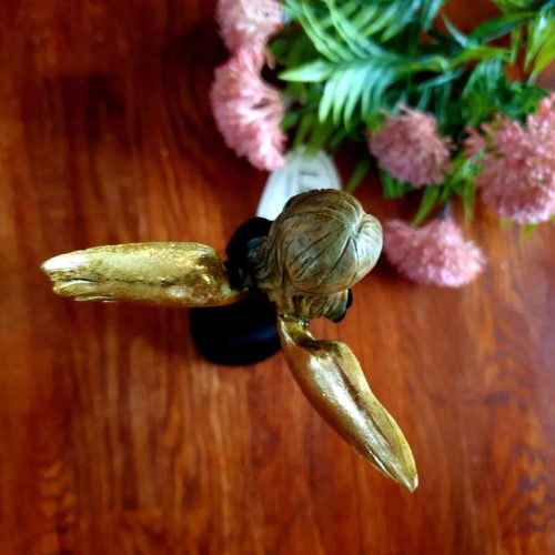 Angyal, fekete bársony ruhában.