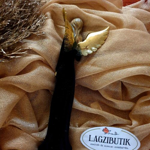 Angyal, fekete bársony ruhában.