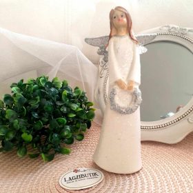   Kerámia angyalka, karácsonyi angyal dekoráció koszorúval.