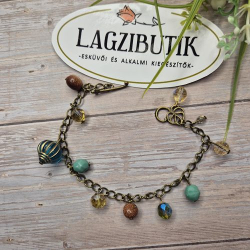 Antikolt láncos karkötő függőkkel.