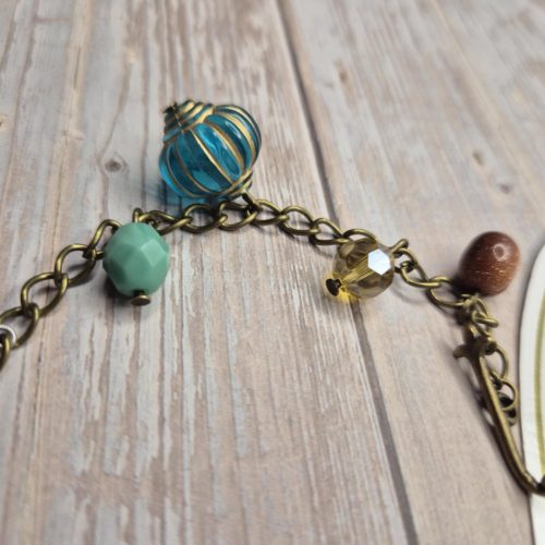 Antikolt láncos karkötő függőkkel.