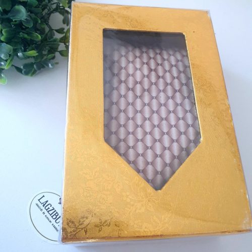 Barna mintás nyakkendő díszdobozban.