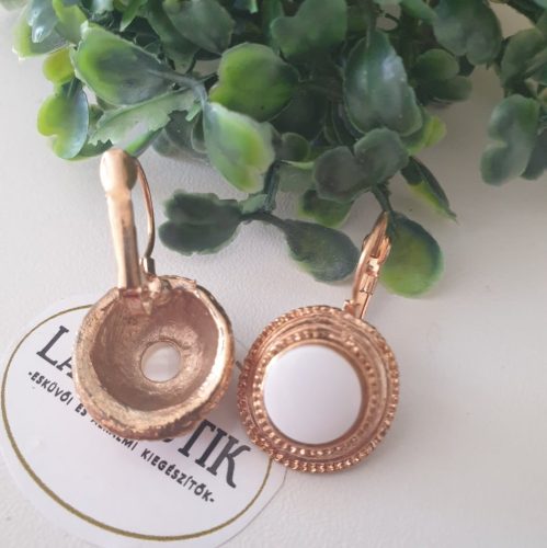 Arany színű, opál köves  fülbevaló.