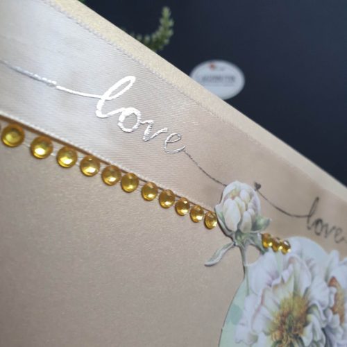 Arany színű díszboríték esküvőre, strasszokkal, írható kártyával.