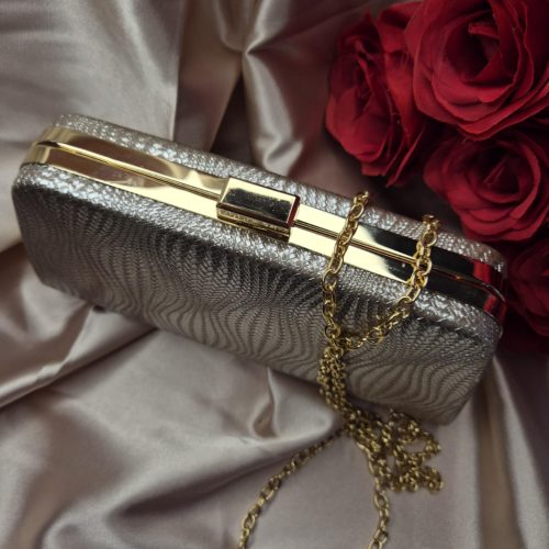 Arany táska, nyomott mintával.