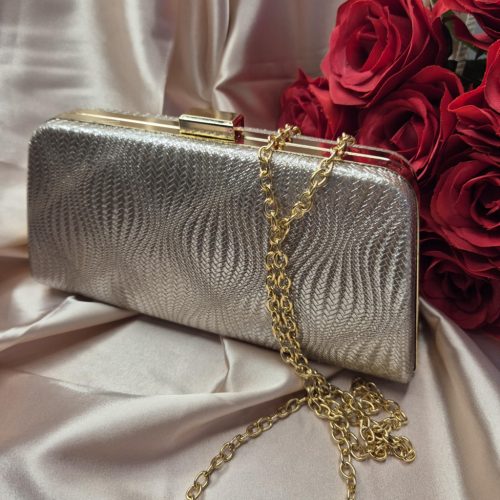 Arany táska, nyomott mintával.