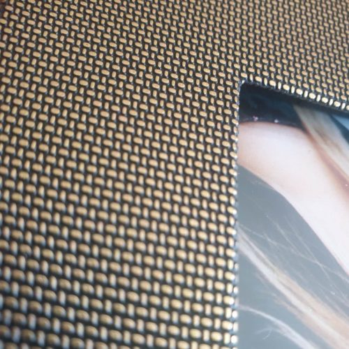 Arany színű, fémesen csillogó fotókeret, képkeret.