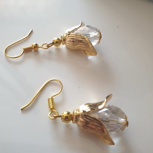 Arany színű, csiszolt üvegköves lánc-fülbevaló szett.