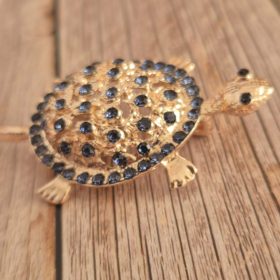 Teknősbéka kitűző arany színben.