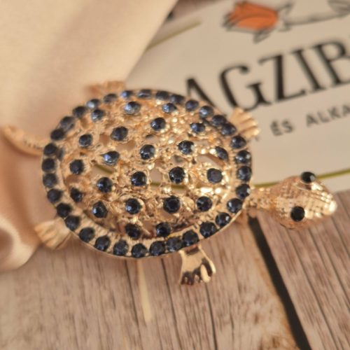 Teknősbéka kitűző arany színben.