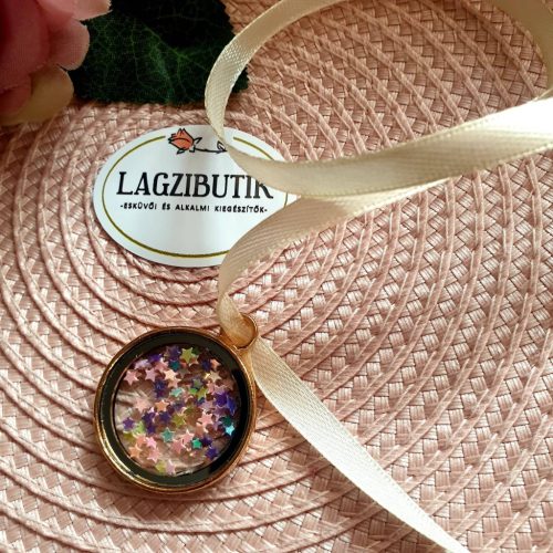 Arany színű, üveglencse medál, csillogó flitterekkel.