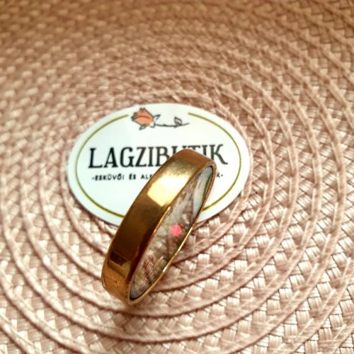 Arany színű, üveglencse medál, csillogó flitterekkel.