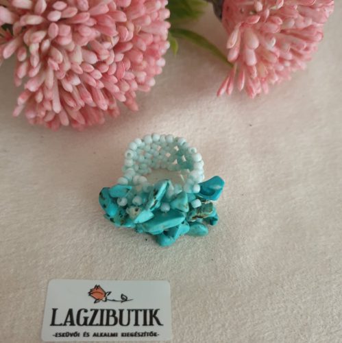 Ásványból készült gumis gyűrű.