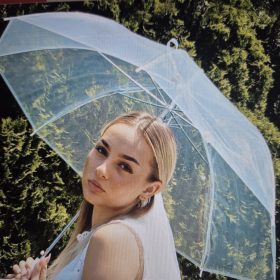 Átlátszó esernyő.