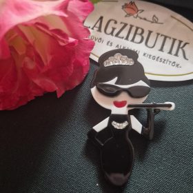 Audrey Hepburn karakter kitűző.
