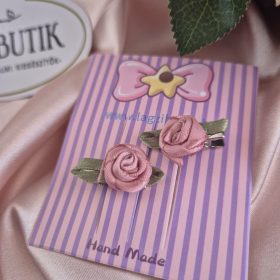 Baba hajcsipesz-szett rózsával.