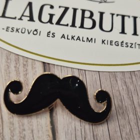 Fekete bajusz kitűző.