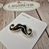 Fekete bajusz kitűző.
