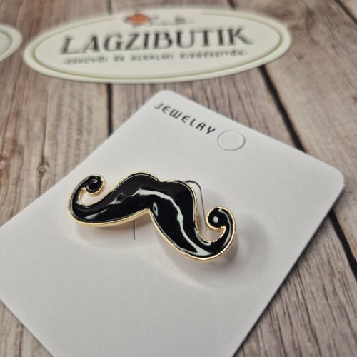Fekete bajusz kitűző.