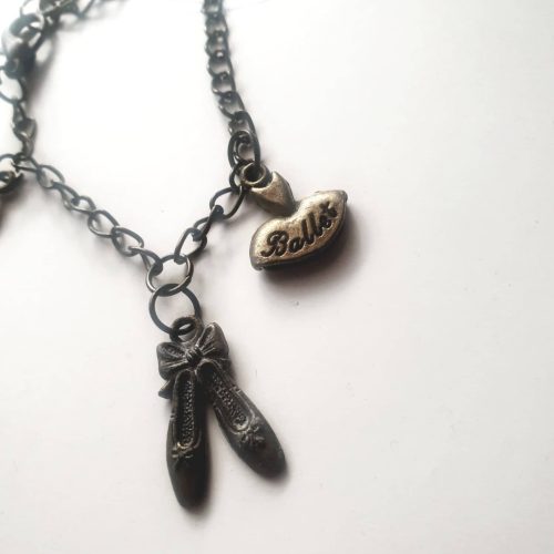 Balerina karkötő charmokkal.