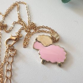   Rózsaszín bárányka medál, arany színű vékony láncon.