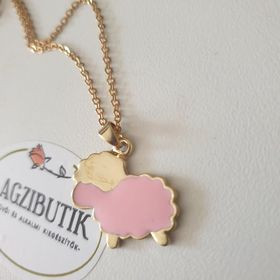 Rózsaszín bárányka medál, arany színű vékony láncon.