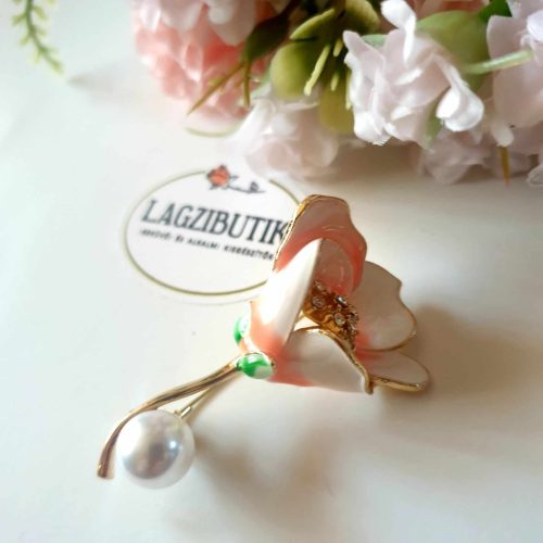 Barack színű liliom bross, strasszokkal, gyönggyel.