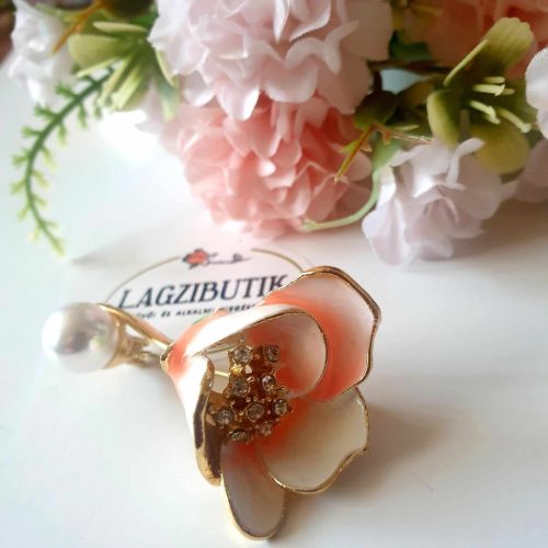 Barack színű liliom bross, strasszokkal, gyönggyel.