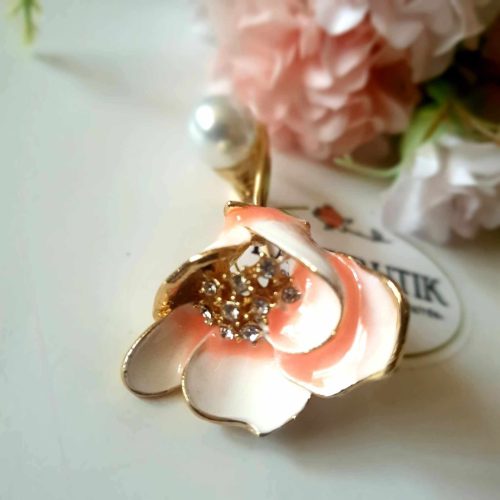 Barack színű liliom bross, strasszokkal, gyönggyel.