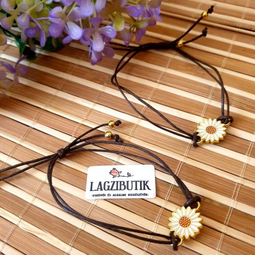 Barna bőr zsinórkarkötő margarétával.