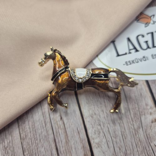 Barna ló  kitűző.