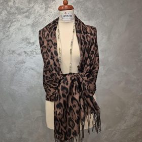 Barna, ocelotmintás rojtos stóla.