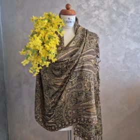 Barna, paisley mintás stóla, vállkendő.