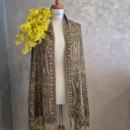 Barna, paisley mintás stóla, vállkendő.