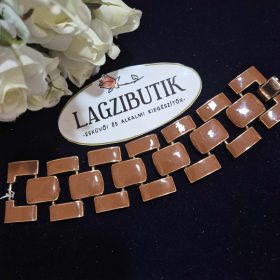 Barna, széles fémkarkötő.