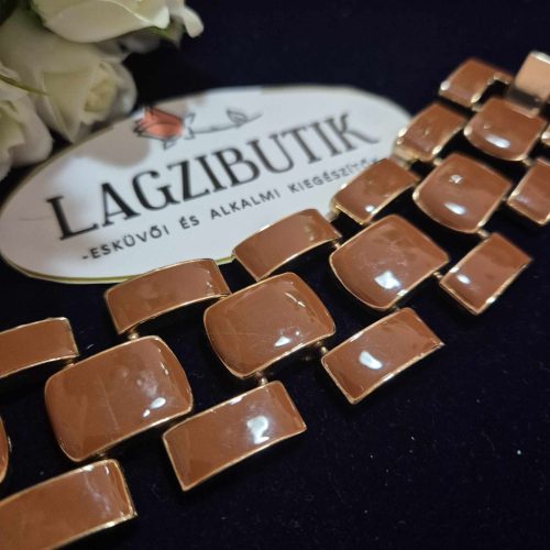 Barna, széles fémkarkötő.